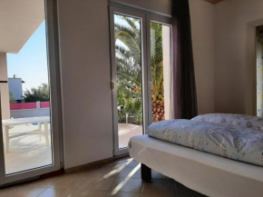 Helles Doppelzimmer mit Bad, Terrasse und Pool, seperater Eingang, Liznjan, Istrien